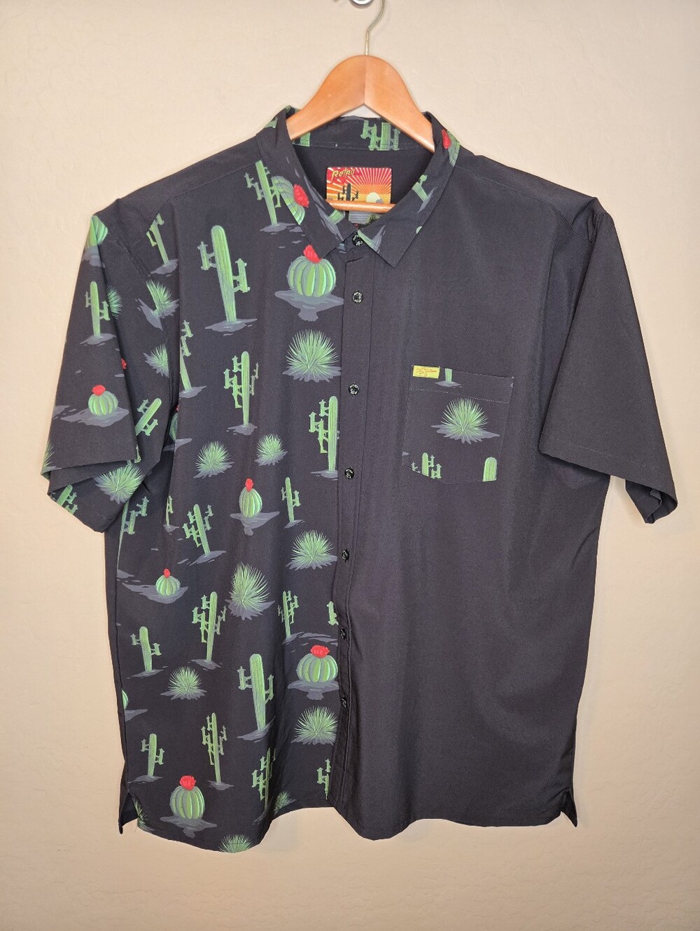 Retro Rifle Homeland Men's Black Short-Sleeve Button-Up with Green Cactus Print